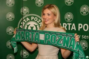 Prezes Warty z klubowym szalikiem