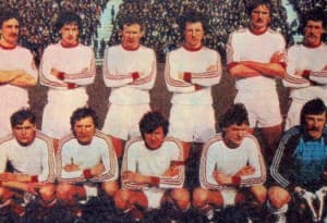 Drużyna Widzewa z 1983 roku. Włodzimierz Smolarek w dolnym rzędzie trzeci od lewej