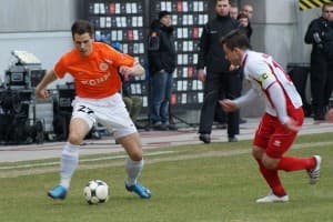 Mariusz Muszalik (z prawej) w walce o piłkę z Wojciechem Kędziorą