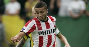 Zakaria Labyad zamienia czerwone paski meczowej koszulki na zielone