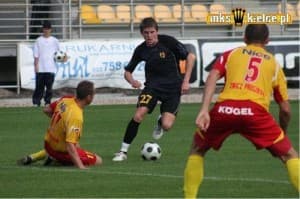 Zawodnik Znicza Pruszków w walce z rywalami