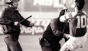Zvonimir Boban atakuje policjanta