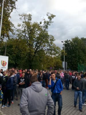 Ogromne kolejki przed stadionem w Kielcach, zaledwie 30 minut przed meczem.