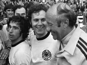 Muller,_Beckenbauer_en_trainer_Schon_1974