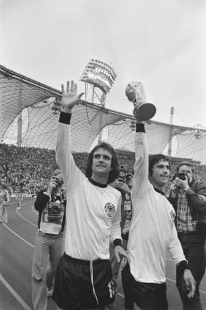 Wolfgang_Overath,_Gerd_Muller_1974
