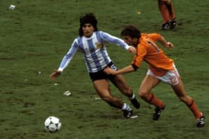 Rensenbrink i Oscar Ortiz w finałowym meczu MŚ 1978 (fot. bd.nl)