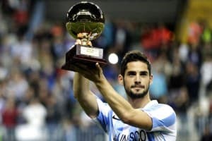 Isco pokazujący statuetkę Golden Boy na La Rosaleda