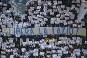 Akcja protestacyjna kibiców Lazio przeciw prezydentowi klubu Claudio Lotito