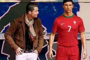 Cristiano Ronaldo z wielką aprobatą spogląda na prototyp swojego nowego kolegi z drużyny