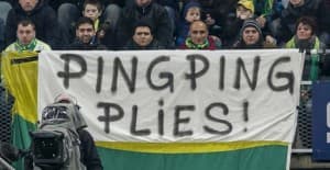 Kibice Ado De Haag wywiesili protestacyjny baner przeciwko rządom Wanga (fot.voetbolprimeur.nl)