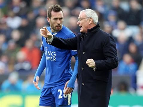Ranieri jest w Leicester jednocześnie surowym ojcem i dobrotliwym wujaszkiem. Na zdjęciu z Christianem Fuchsem (fot. Lcfc.com)