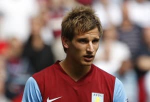 W meczu na Villa Park dwaj skrzydłowi rywalizowali o grę na Euro 2012. Marc Albrighton strzelił gola, natomiast Theo Walcott wywalczył rzut karny