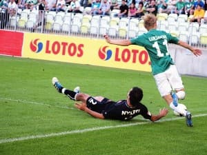 Krzysztof Nykiel walczy o piłkę przy linii bramkowej