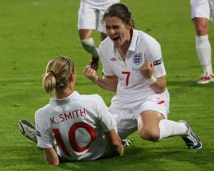 Kelly Smith odbiera gratulacje od Karen Carney - Anglia w finale Euro!