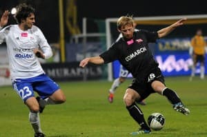 Mateusz Bartczak (z prawej) ma na swoim koncie jedną kartkę mniej