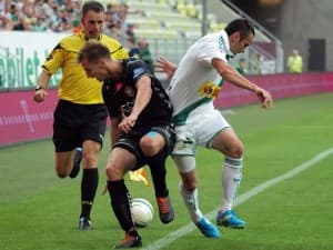 Daniel Gołębiewski w starciu z Piotrem Brożkiem