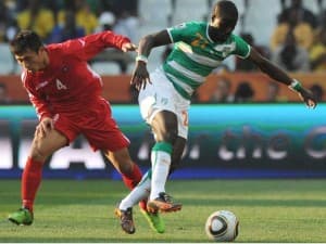 Emmanuel Eboue (z prawej)