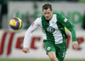 Rzadki obrazek ostatnimi czasy- Jacek Krzynówek grający w barwach VfL Wolfsburg.