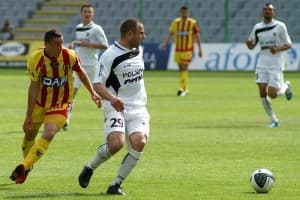 Robert Bednarek (w środku, w walce z Jakubem Bąkiem) zapewnia, że mimo porażki z Koroną Kielce, piłkarze Arki dalej będą walczyć o utrzymanie