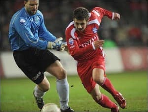 Jim van Fessem z De Graafschap musiał wielokrotnie wyręczać kolegów z pola, a piłkę z siatki wyciągał w sumie trzy razy