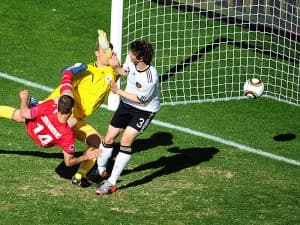Milan Jovanović (z lewej) był strzelcem jedynej bramki w meczu Serbia – Niemcy