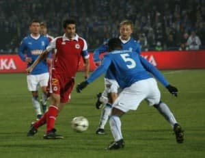 Juan Carlos Valeron w ataku na bramkę Lecha
