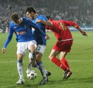 Julien Feret (z prawej) powstrzymany przez Dimitrije Injaca (z lewej) oraz Grzegorza Wojtkowiaka