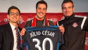 Brazylijski bramkarz w towarzystwie działaczy Toronto FC