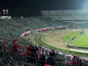 Jeszcze chwilę przed 20 Stadion świecił pustkami
