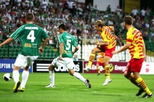 Piłkarze Lechii (zielone stroje) w nadchodzącym sezonie zagrają na nowym stadionie