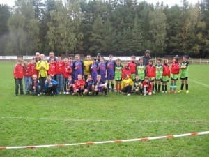 Wszyscy uczestnicy jastrowskich zmagań z pamiątkowymi medalami