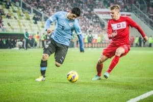 Suarez kolejny raz atakuje polską bramkę