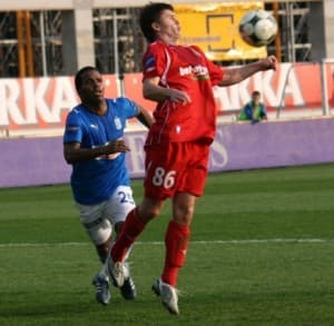 Piotr Ćwielong (z prawej) był dwukrotnie bliski zdobycia gola