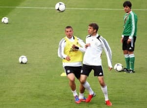 Lukas Podolski (z lewej) ma bardzo dobry kontakt z Wojciechem Szczęsnym