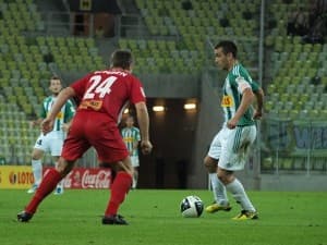 Michał Bemben próbuje powstrzymać kapitna Lechii