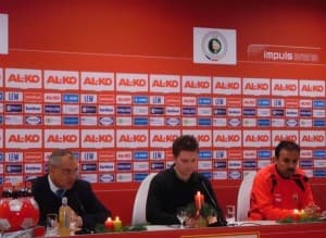 Jos Luhukay (z prawej) na konferencji prasowej pogratulował zwycięstwa trenerowi Schalke – Feliksowi Magathowi (z lewej)