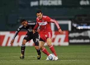 Andy Najar nie boi się pojedynków o piłkę (tu z Marco Pappą z Chicago Fire)