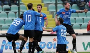 Piłkarze Novary Calcio cieszący się po zwycięstwie