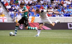 Robbie Keane w ataku na bramkę Sportingu
