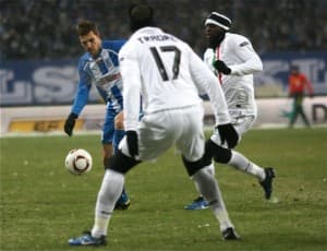 Dimitrije Injać powstrzymywanym przez Sissoko i Traore