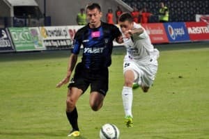 Jakub Bąk w starciu z Sebastianem Ziajką