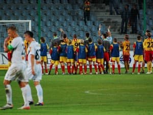 Zabrzanie schodzą z placu gry pokonani... w tle radość zawodników Korony Kielce
