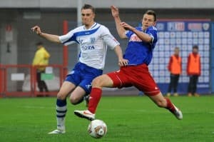 Piłkarze Floty (białe stroje) zmierzą się z Arką