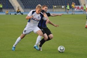 Łukasz Sierpina (z lewej) rozegrał dobry mecz w barwach Dolcana