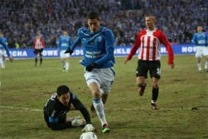 Marcin Cabaj przegrywający pojedynek z Robertem Lewandowskim...