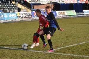 Jakub Miszczuk (Arka) w starciu z Jakubem Wójcickim (Zawisza)