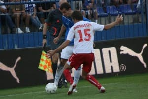 Tomasz Mikołajczak w próbie minięcia Joachima Thomassena