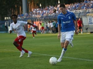 Robert Lewandowski w ataku na bramkę Fredrikstad FK