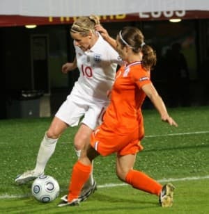 Kelly Smith w ataku na bramkę Holandii