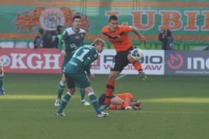 Damian Dąbrowski (przy piłce) nie ustępuje nawet Sebastianowi Mili